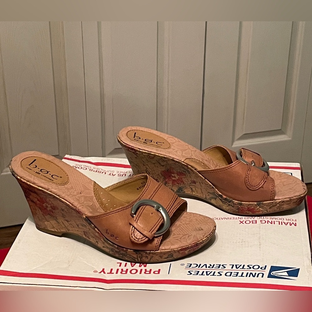 Women's Size 8 flower design Tan Wedge Sandal